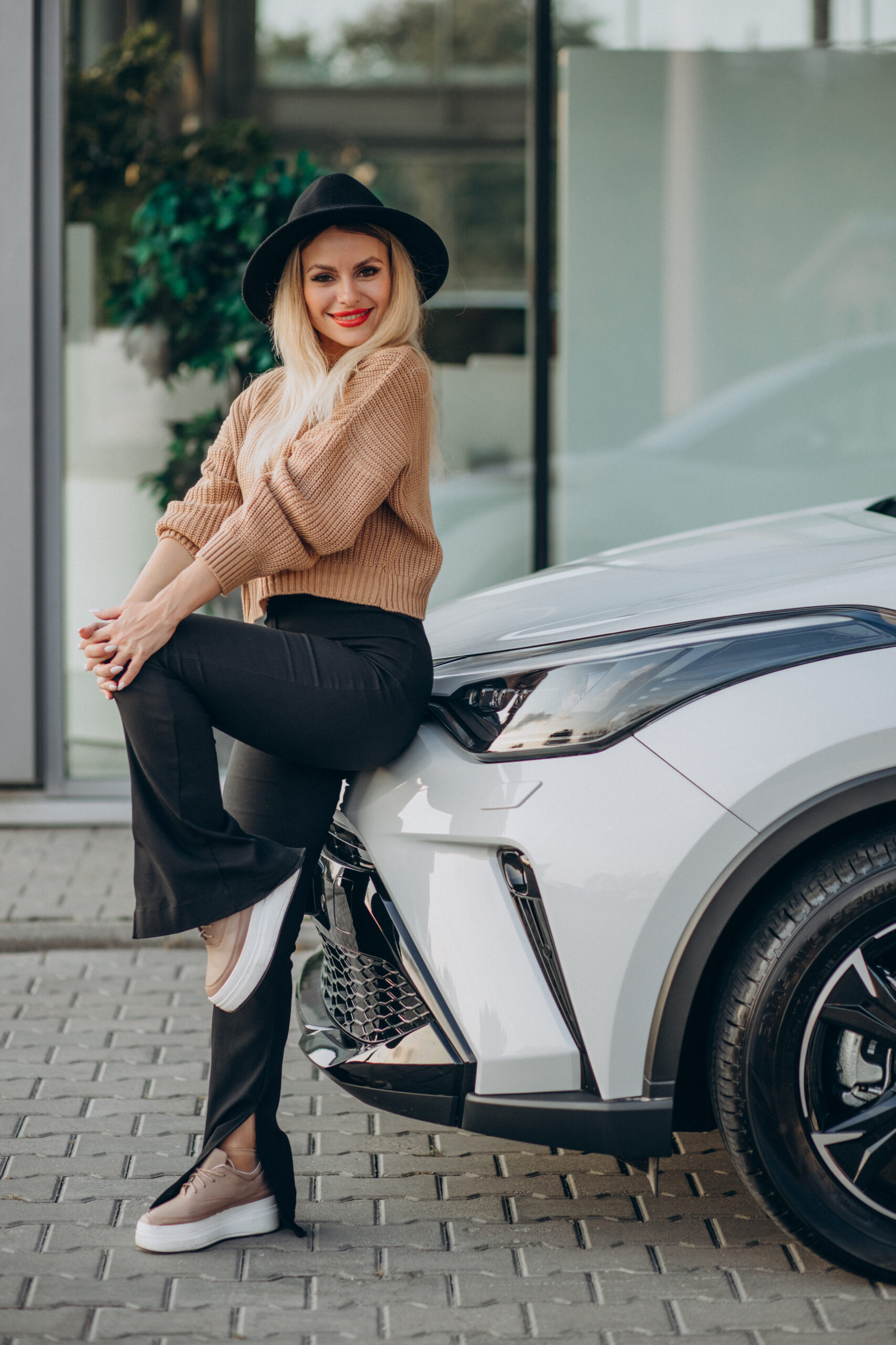 Zufriedene Kundin mit Fahrzeug Mengert Kfz Gutachten